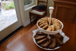 18mm f5.6 clear cookies, fuzzy kitty (rosemary not even in the shot)
